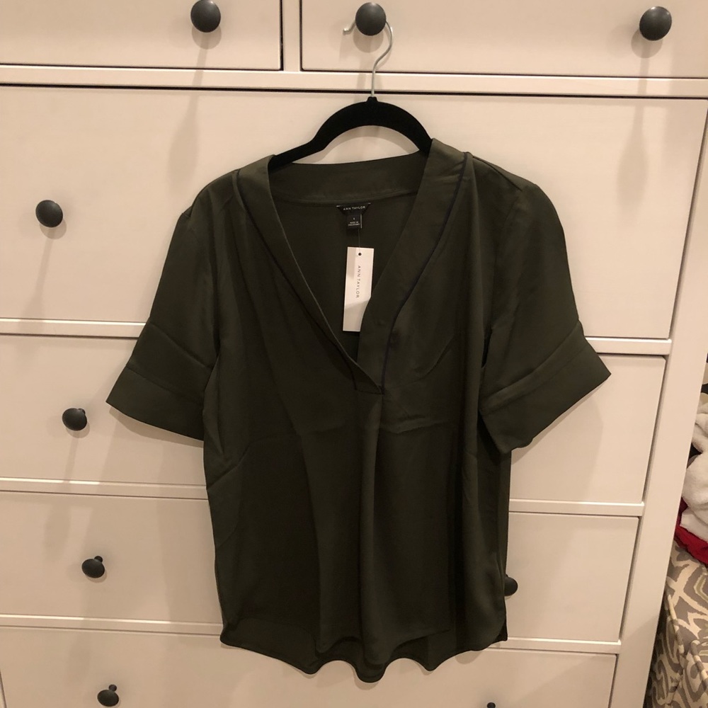 Ann Taylor Piped V-Neck Tee - NWT